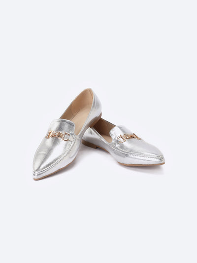 حذاء لوفرز - مقدمة مدببة - مزين بقطعة معدنية مطرزة
