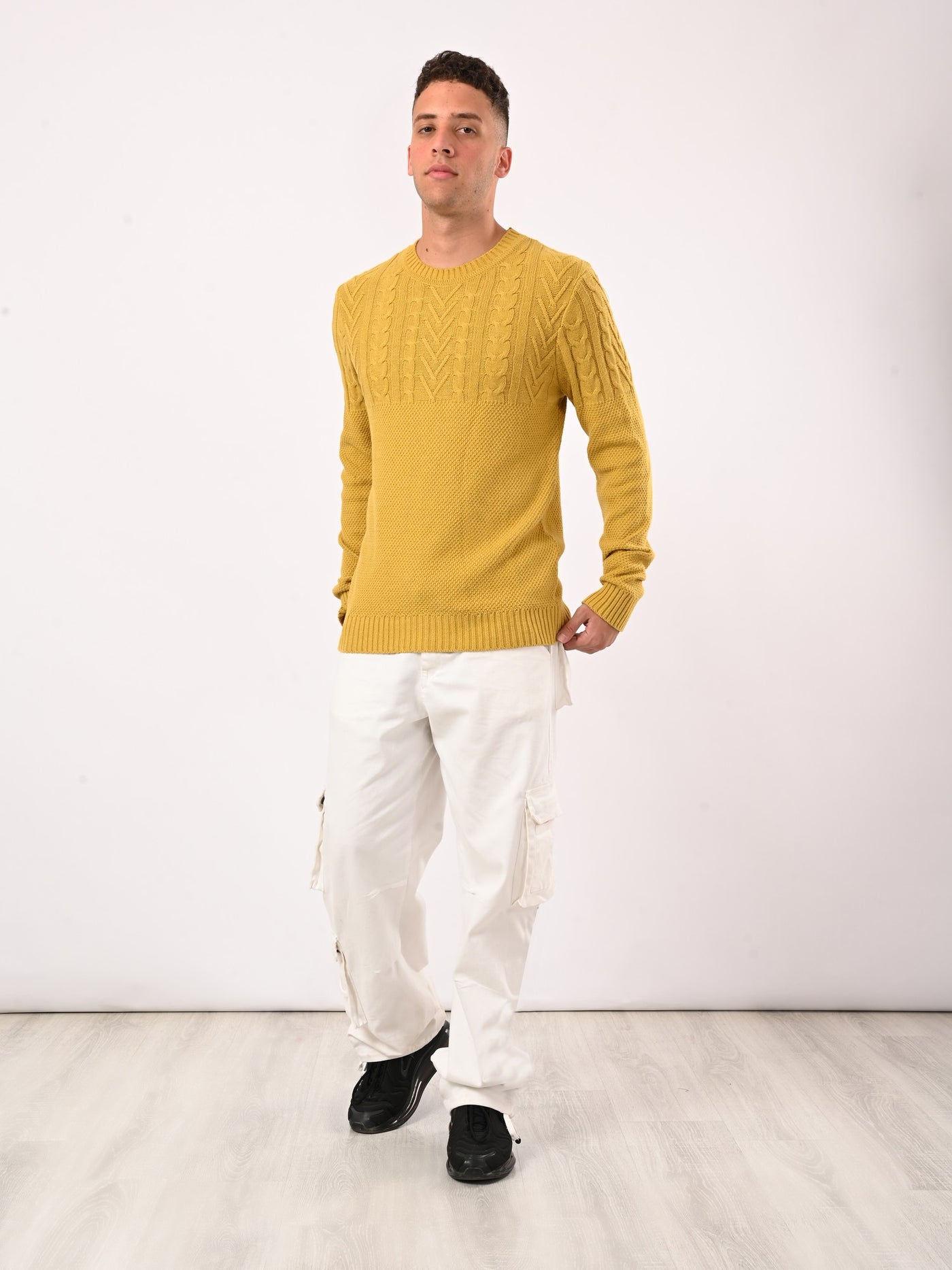 Pullover - Knitted - Round Neck