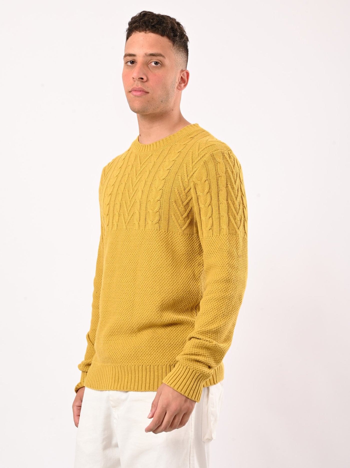 Pullover - Knitted - Round Neck